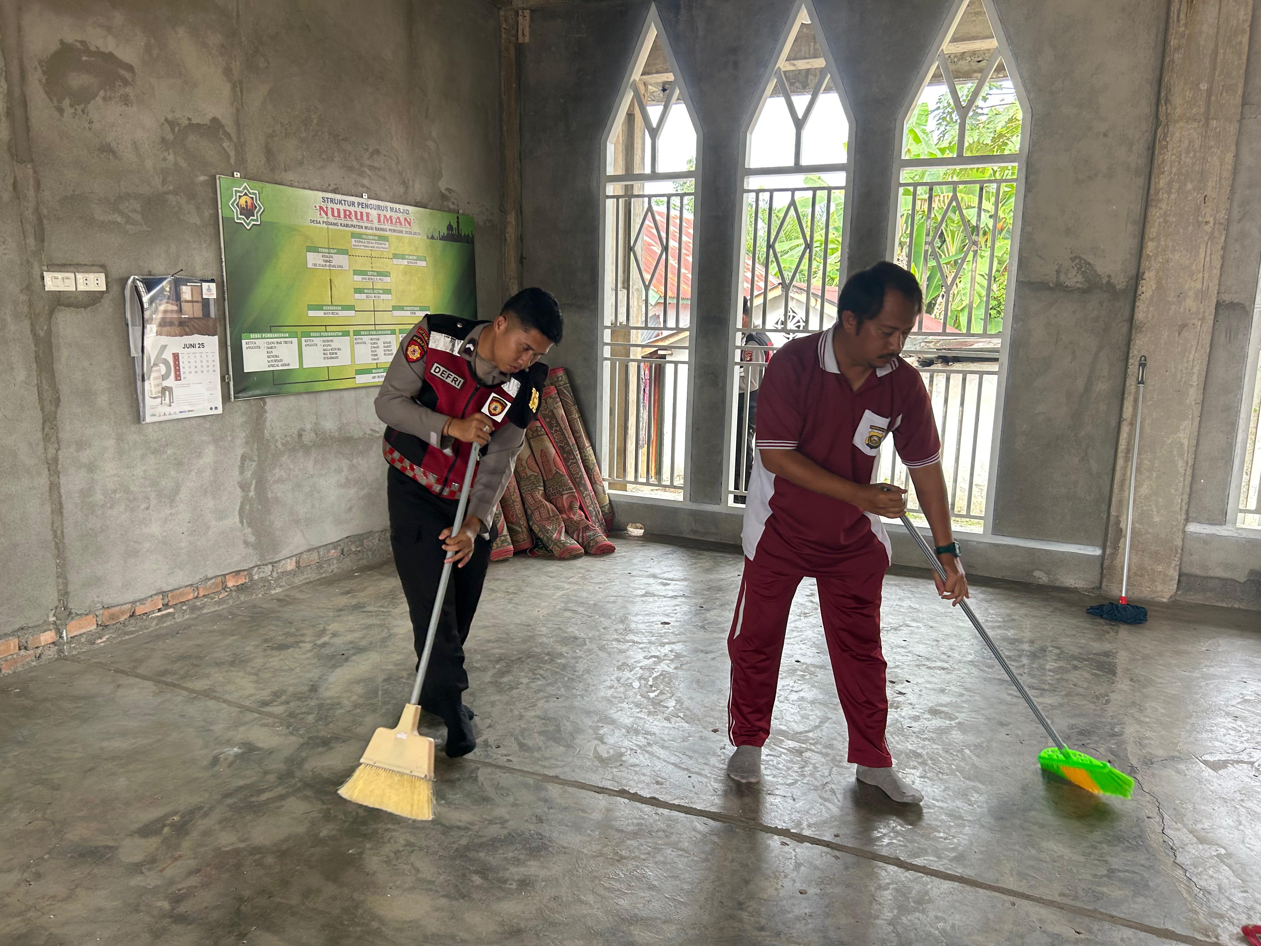 Personel Polres Musi Rawas Gelar Bakti Religi Bersih Masjid di Hari Bhayangkara ke-79 dan 1 Muharam 1447 H