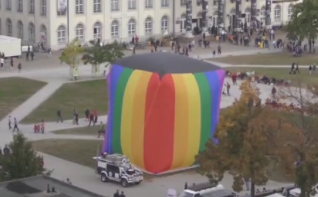   Bikin Ulah, Pendukung LGBT Jerman Ciptakan Replika Mirip 'Kabah' Pelangi