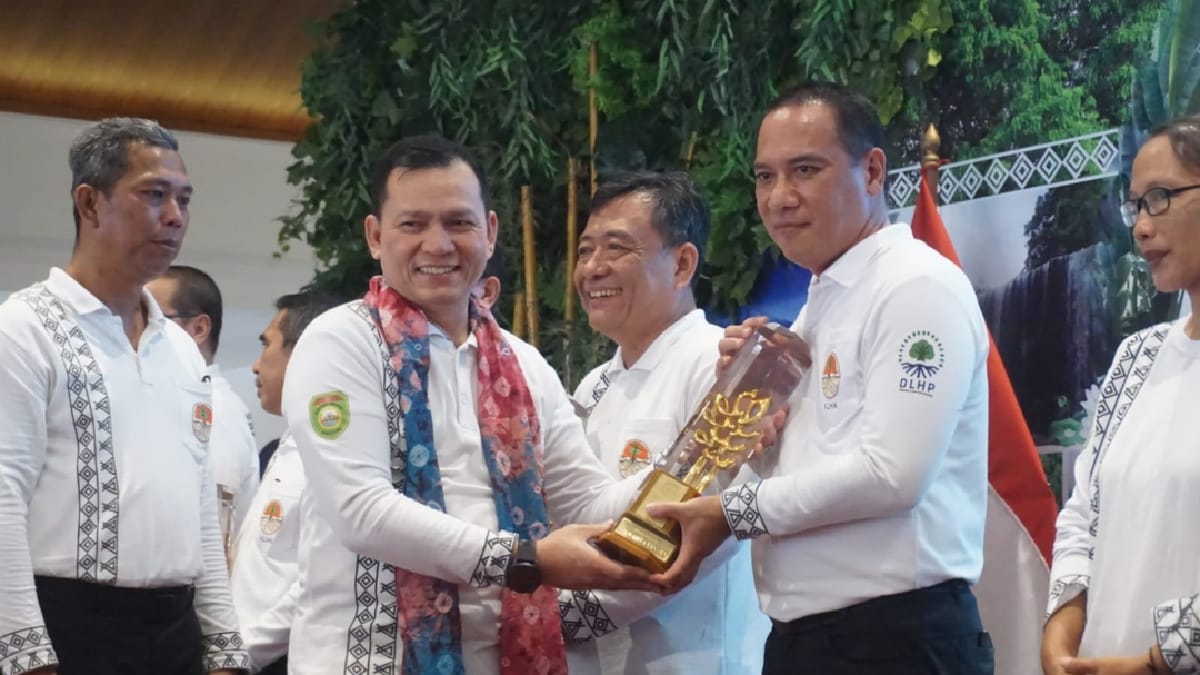 Pemprov Sumsel Berikan Trophy dan Piagam Penghargaan Kepada Para Pegiat Lingkungan Hidup Sumsel