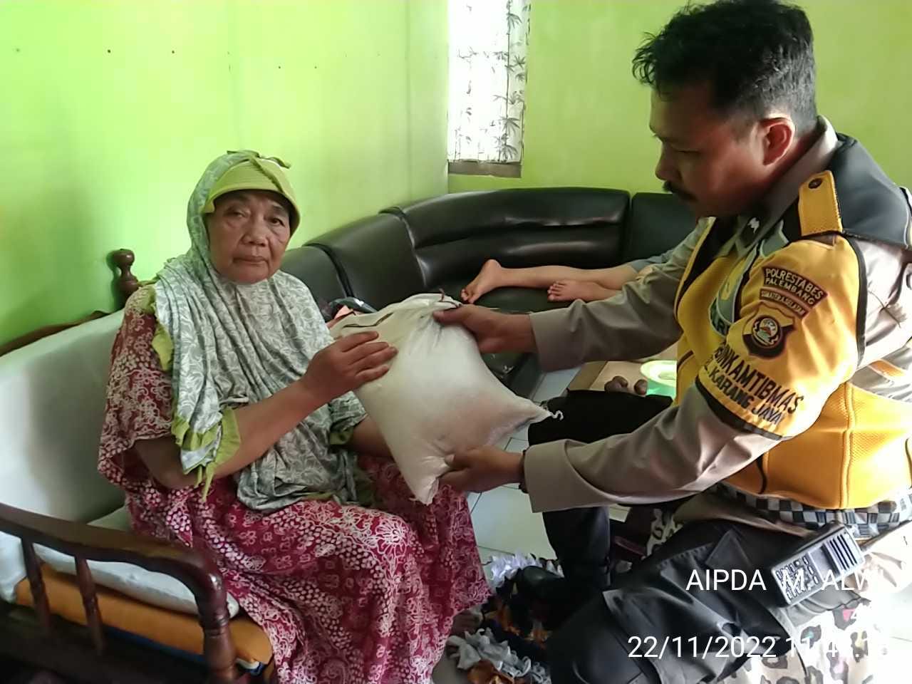 Anggota Bhabinkamtibmas Polsek Gandus Berikan Bantuan Sembako ke Keluarga Mantan Napi