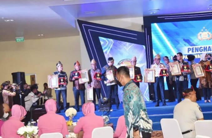 Ketua DPRD Ogan Ilir Soeharto Hs, Bersama Bupati Ogan Ilir Panca Wijaya Akbar, Terima Penghargaan dari Kapolda