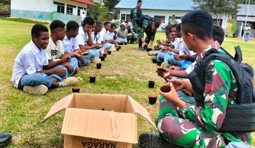 Intip Keseruan Prajurit Raider 142/ KJ Ajak Siswa di Papua Pegunungan Minum Susu