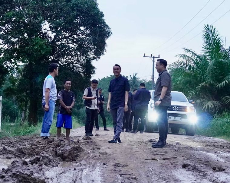 Bupati Muchendi Tinjau Kerusakan Jalan Poros Cengal, Minta Perusahaan Buka Jalur Alternatif