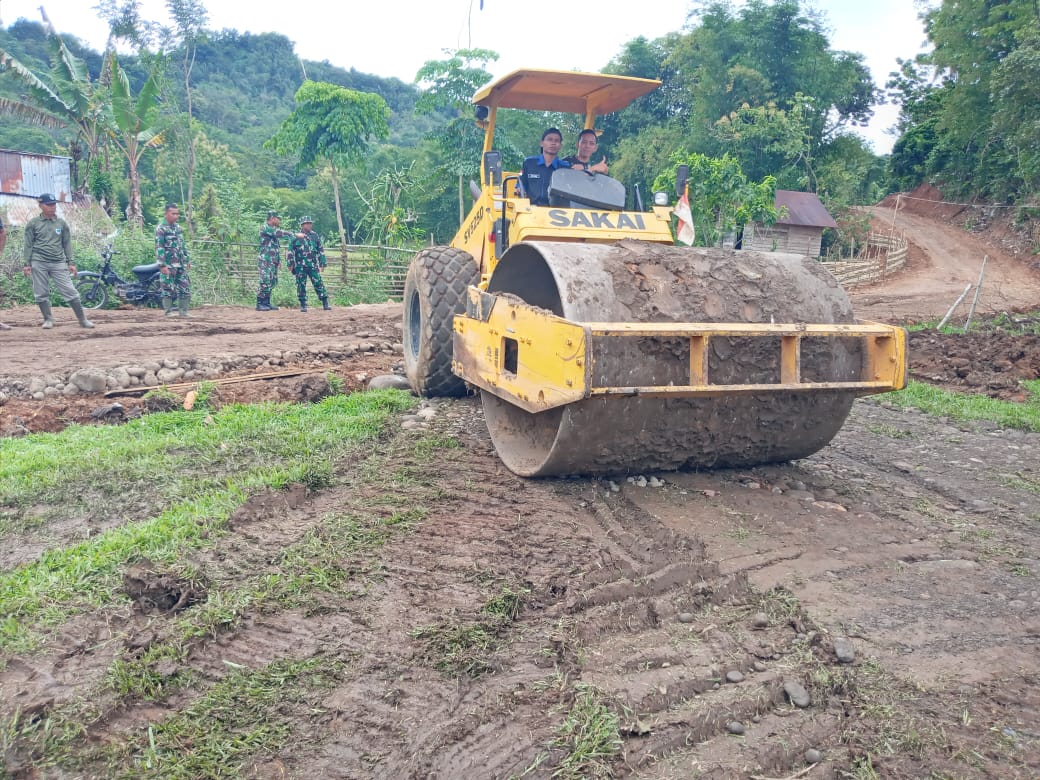 Wadansatgas TMMD Dampingi Pasiter Awasi Pengerasan Jalan