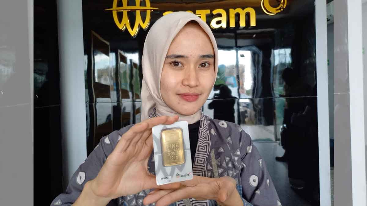 Harga Emas Turun hingga Rp18.000 Per Gram, Konsumen di Palembang Serbu Butik Antam