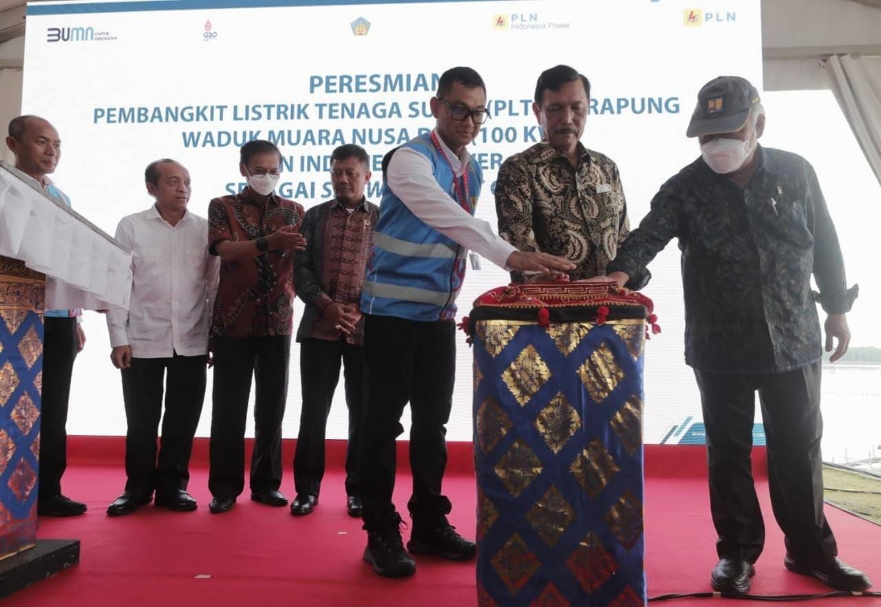 Menko Luhut Resmikan PLTS Terapung di Nusa Dua Bali