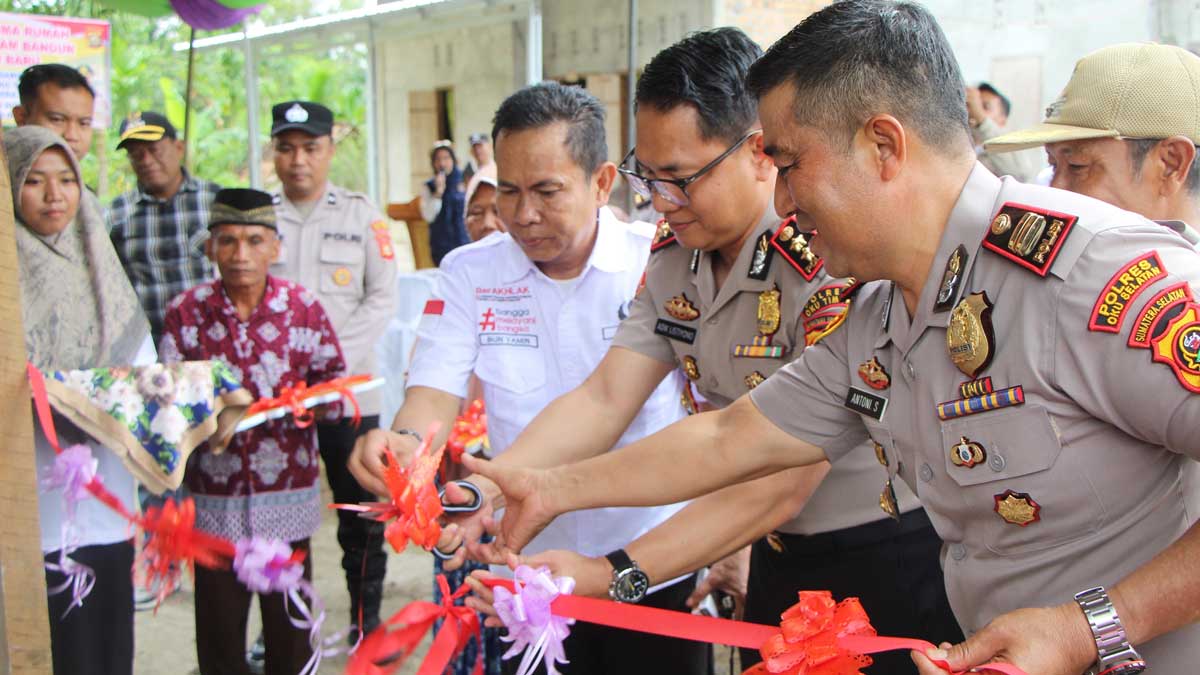 Program '1 Polsek 1 Rumah' Dijalankan: Kapolres OKU Timur Serahkan Kunci Rumah Baru di Semendawai