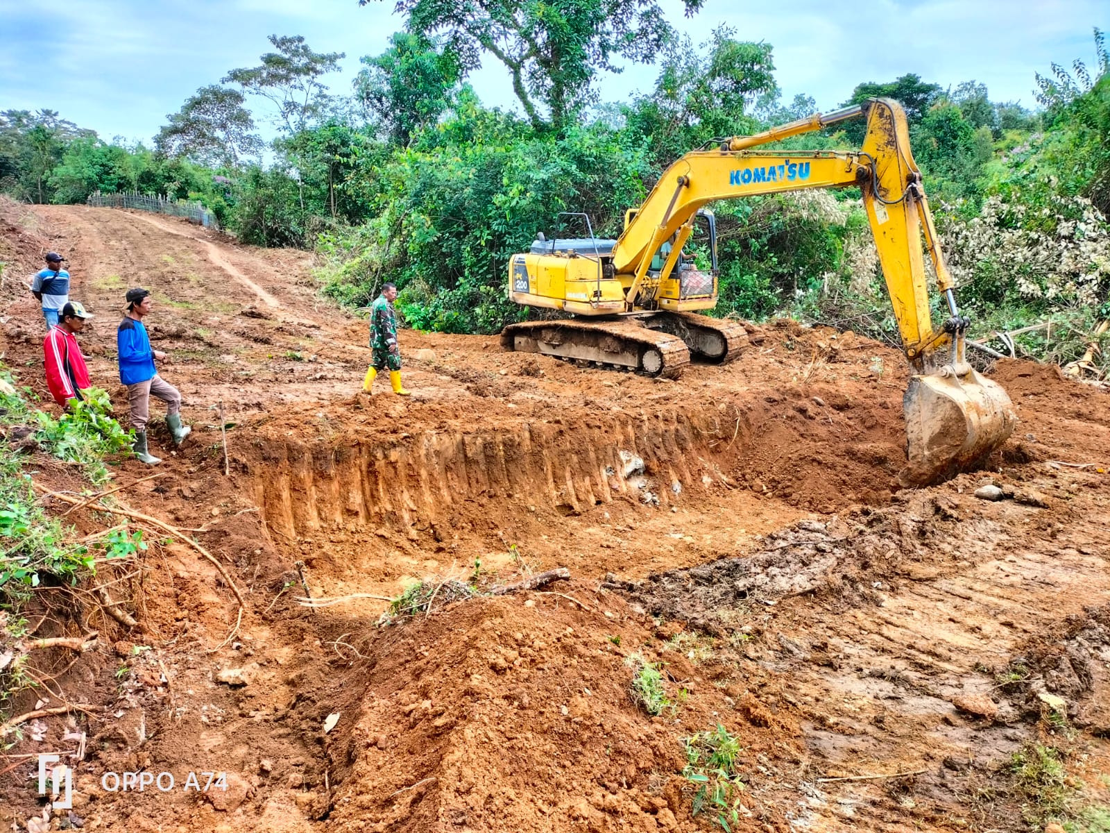 Alat Berat Excavator Mulai Mengeruk Tanah Titik 1 Plat Duiker