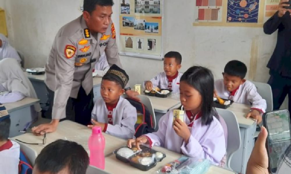 Polda Sumsel Bagikan 173 Paket Progam Makan Siang Gratis di SDN 145 Palembang, Dukung Penuh Program Presiden