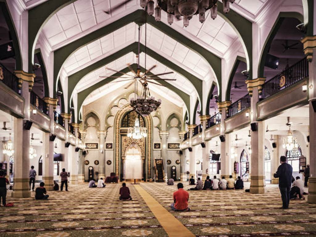 8 Adab Muslim Ketika di Dalam Masjid Agar Mendatangkan Rahmat dan Keberkahan