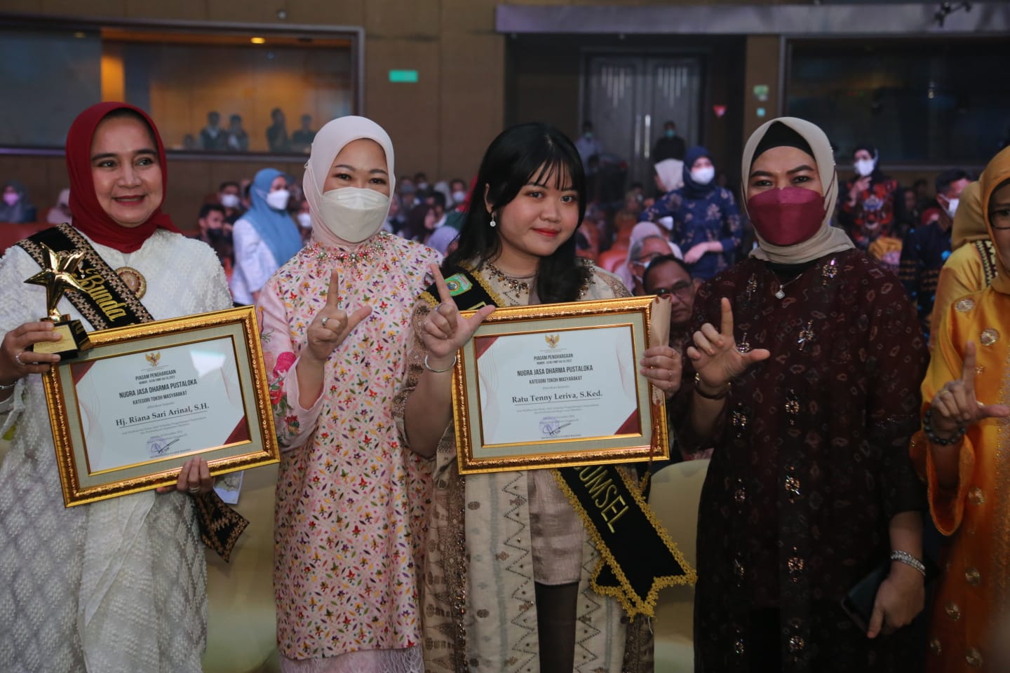 Komitmen Kembangkan Literasi dan Minat Baca, Dokter Muda Cantik ini Dianugerahi Penghargaan oleh Perpusnas