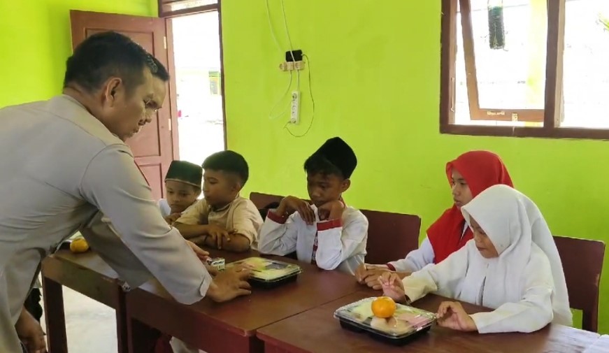 Momen Jumat Berkah, Polsek BHL Beri Makanan Bergizi Kepada Siswa SD Talang Buluh