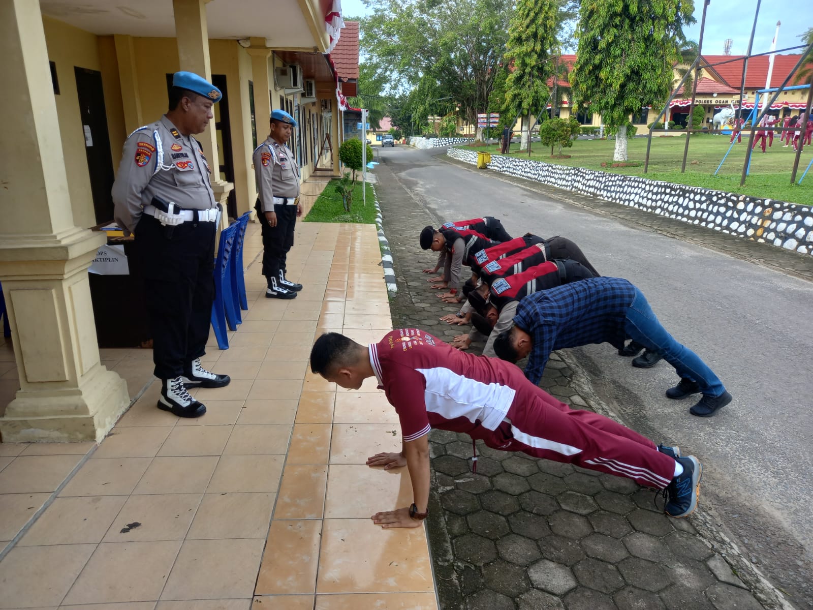 Tidak Bawa Surat Kendaraan, 7 Anggota Polres Ogan Ilir Dihukum Push Up