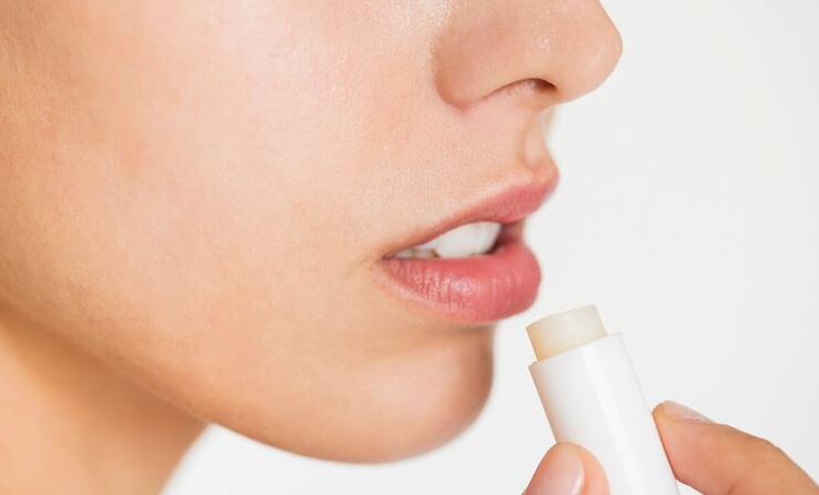 7 Produk Lip Balm Paling Bagus yang Bisa Kamu Gunakan untuk Mengatasi Bibir Pecah dan Kusam