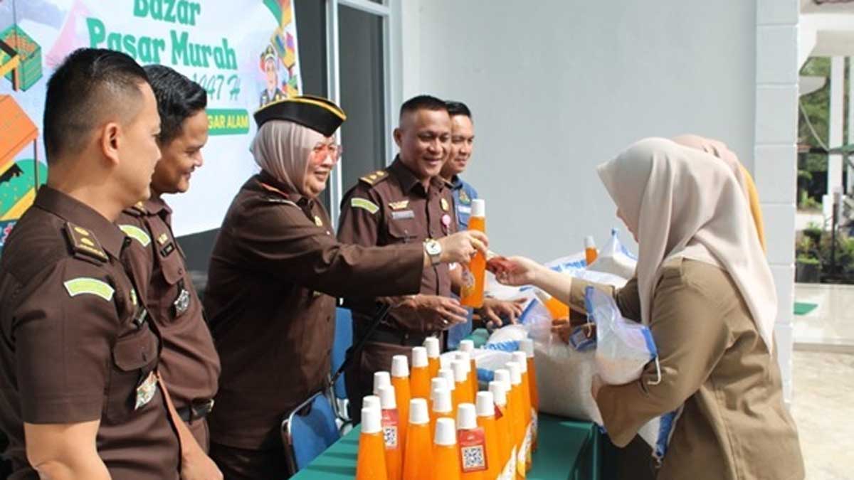 Serbu Sembako Murah! Kejari Pagar Alam Buka Bazar Ramadan untuk Masyarakat Umum