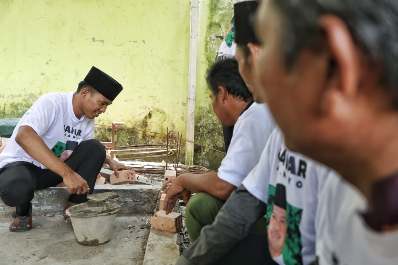 Santri Ganjar Gotong Royong Renovasi Sekretariat Majelis Taklim Nurul Huda di Palembang 