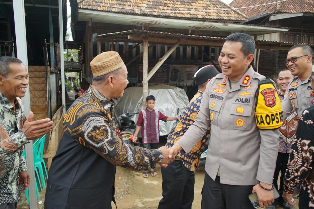 Silaturahmi ke Desa Rambai, Kapolres OKI Lakukan Beberapa Hal Ini