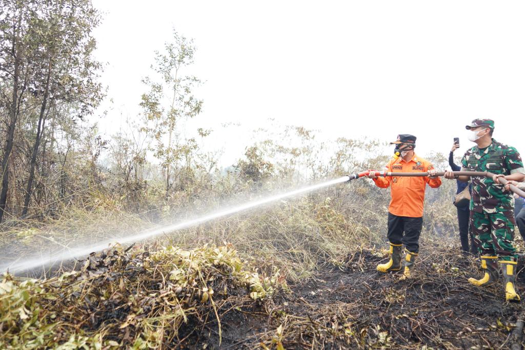 Pj Bupati Muba Bermalam di Kecamatan Lalan, Usai Seharian Padamkan Api Karhutbunlah