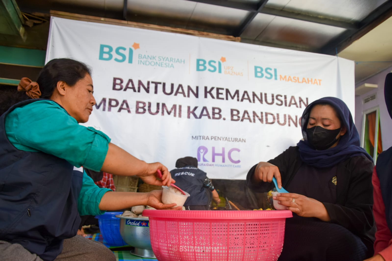 BSI Maslahat dan BSI Berikan Bantuan 1.500 Paket Makanan untuk Korban Gempa Bandung 