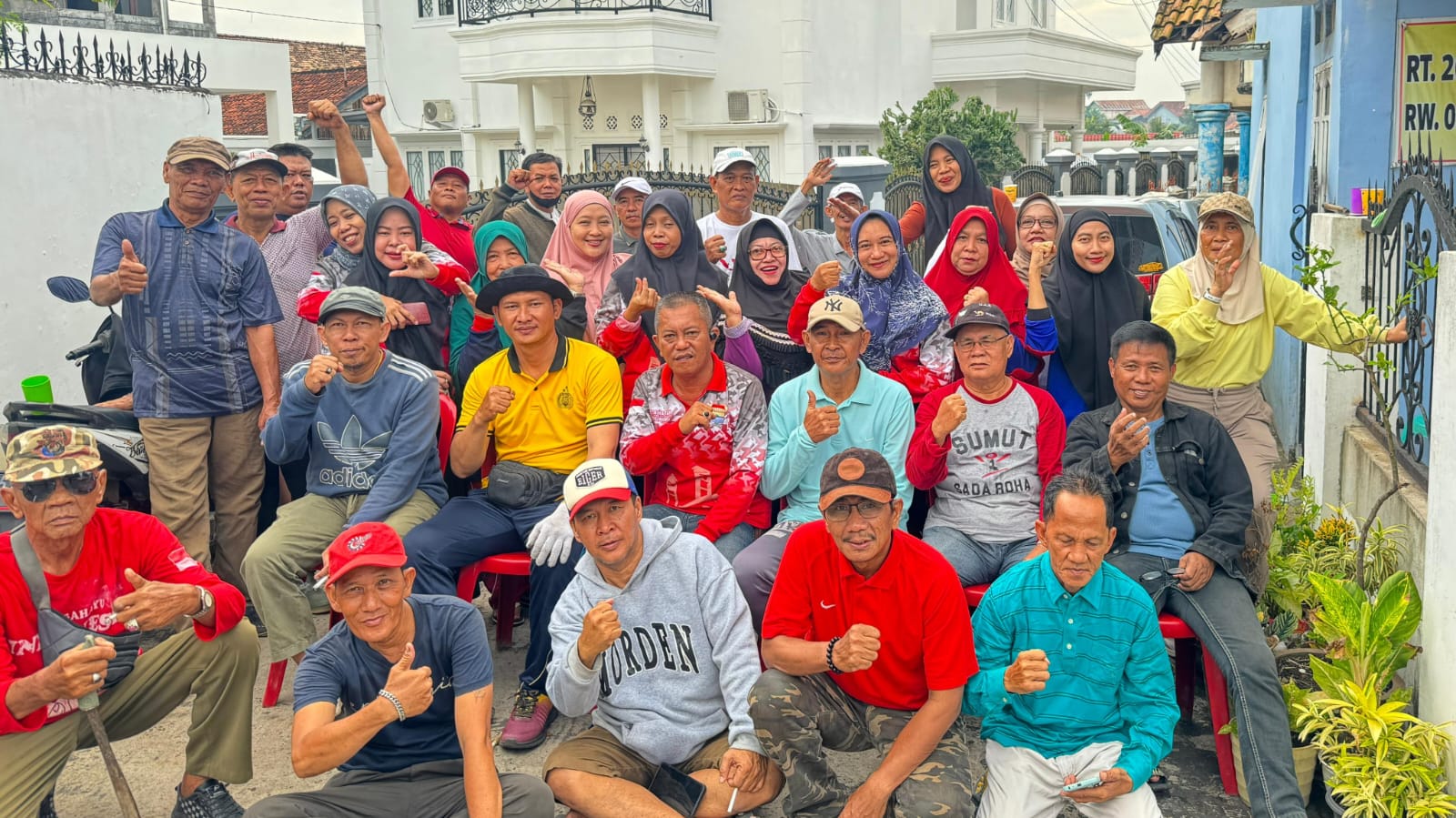 Menjaga Lingkungan Bersih, Plh Lurah Ario Kemuning Pimpin Aksi Gotong Royong Warga