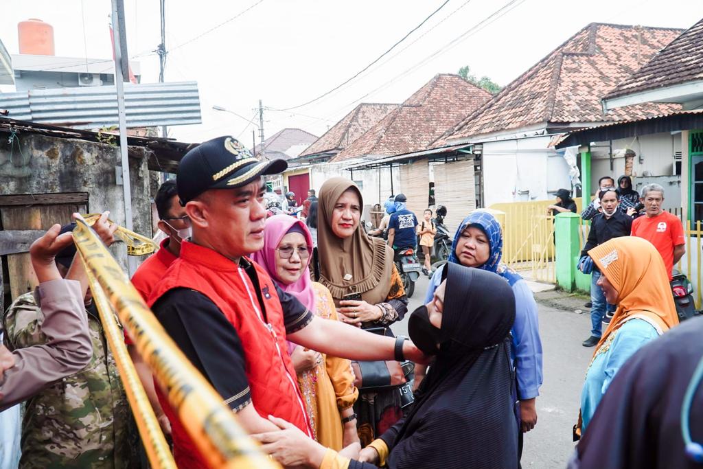 Ringankan Beban Korban Kebakaran 27 Ilir Palembang, RM Yusuf Indra Kesuma Serahkan Bantuan