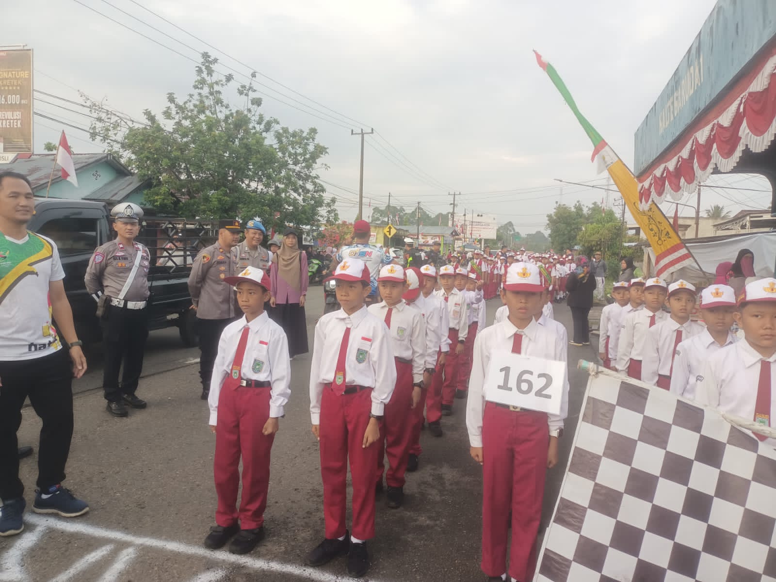 Personel Polres Lubuk Linggau Amankan Lomba Gerak Jalan Pelajar