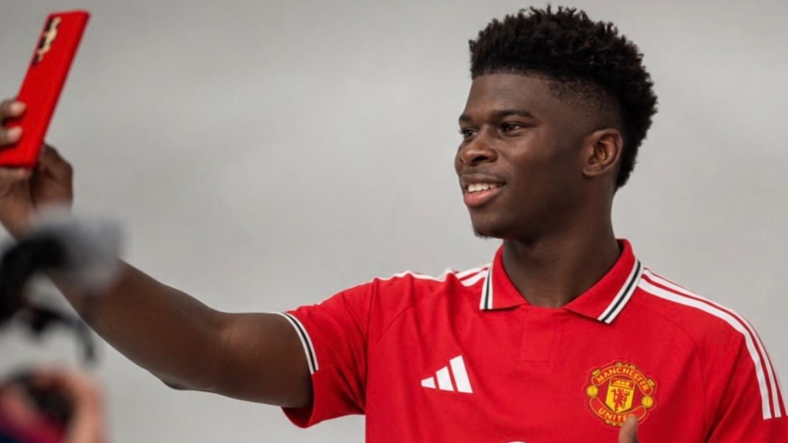 Gelandang Baleba Siap Menjalani Debut Bersama Manchester United Melawan Fulham