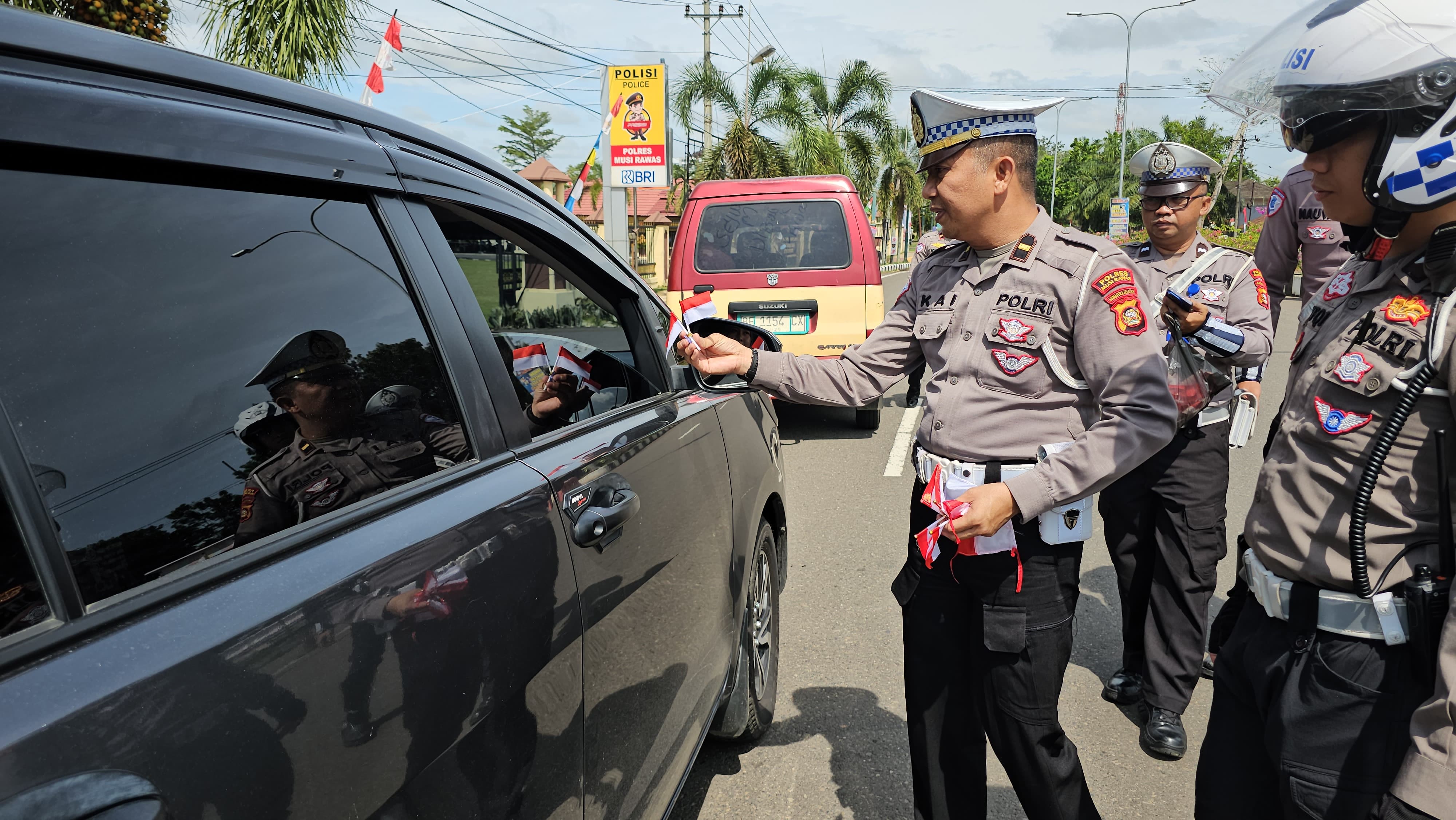 Satlantas Polres Musi Rawas Bagikan 1000 Bendera Merah Putih 