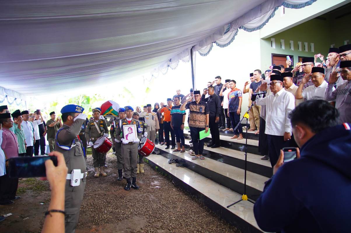 Ribuan Warga Tumpah Ruah Antar Istri Wakil Bupati Muba ke Peristirahatan Terakhir