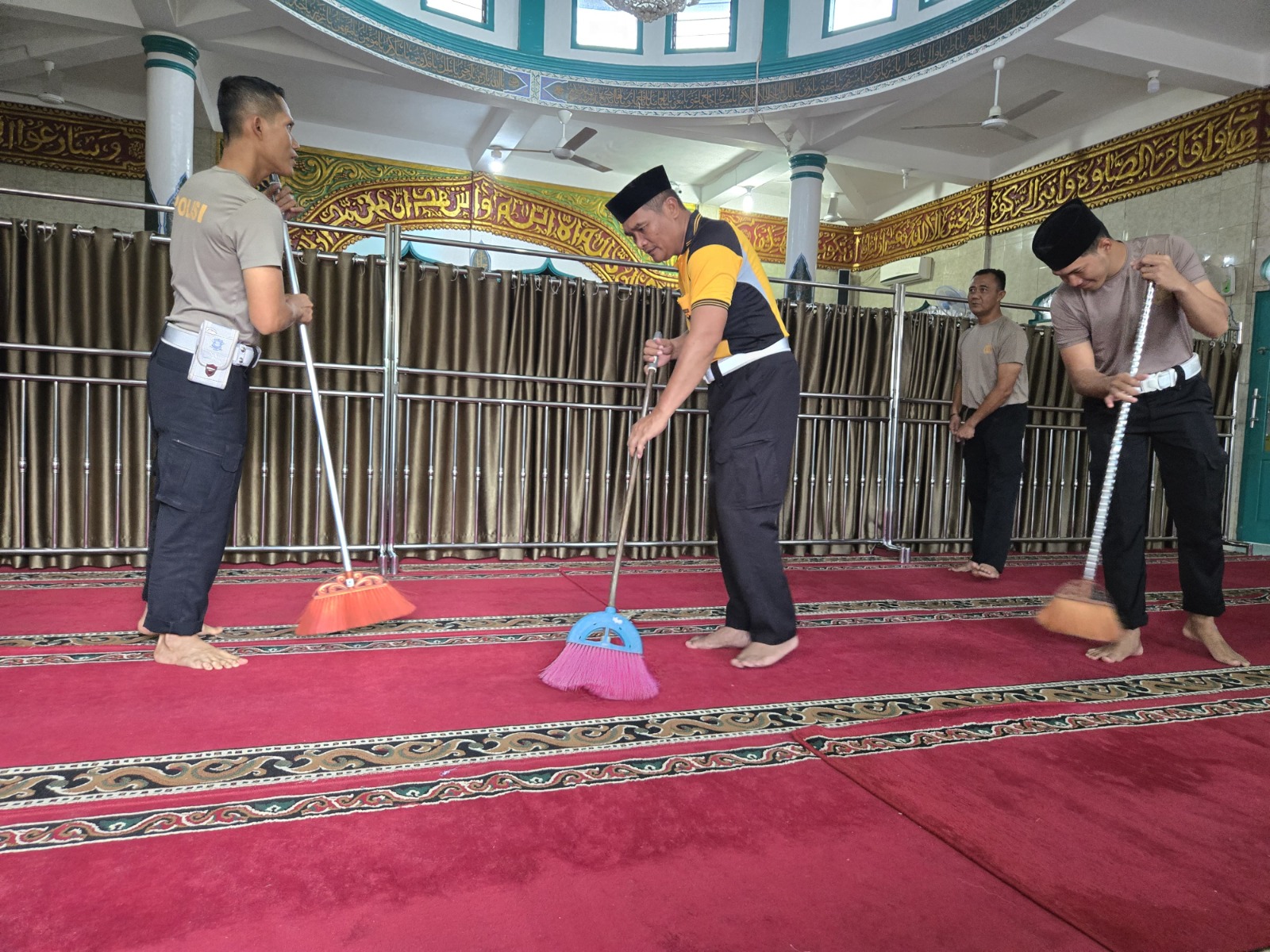 Sambut Bulan Suci Ramadhan 1446 H, Anggota Satlantas Polres Lubuk Linggau Bersih-Bersih Masjid 