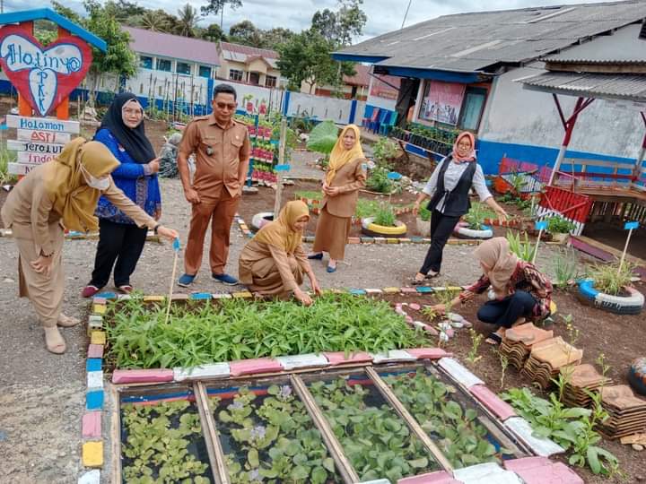 Manfaati Perkarangan Kantor Desa Padang Muara Dua Dengan Tanaman Toga