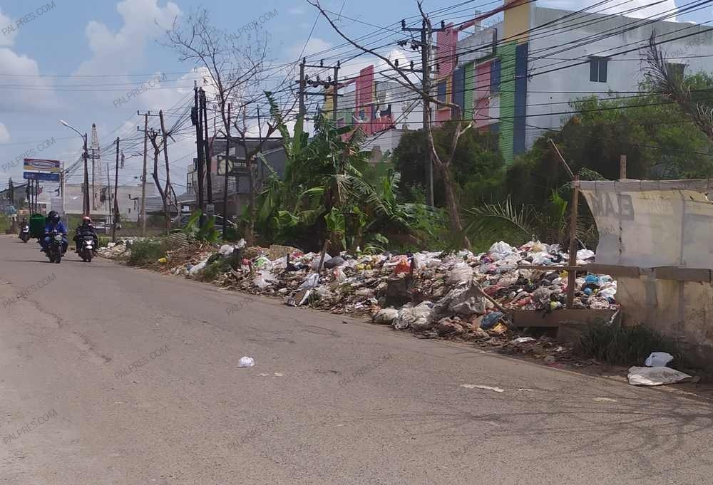 Tak Miliki Tempat Pembuang Akhir, Warga Tegal Binangun Buang Sampah di Pinggir Jalan