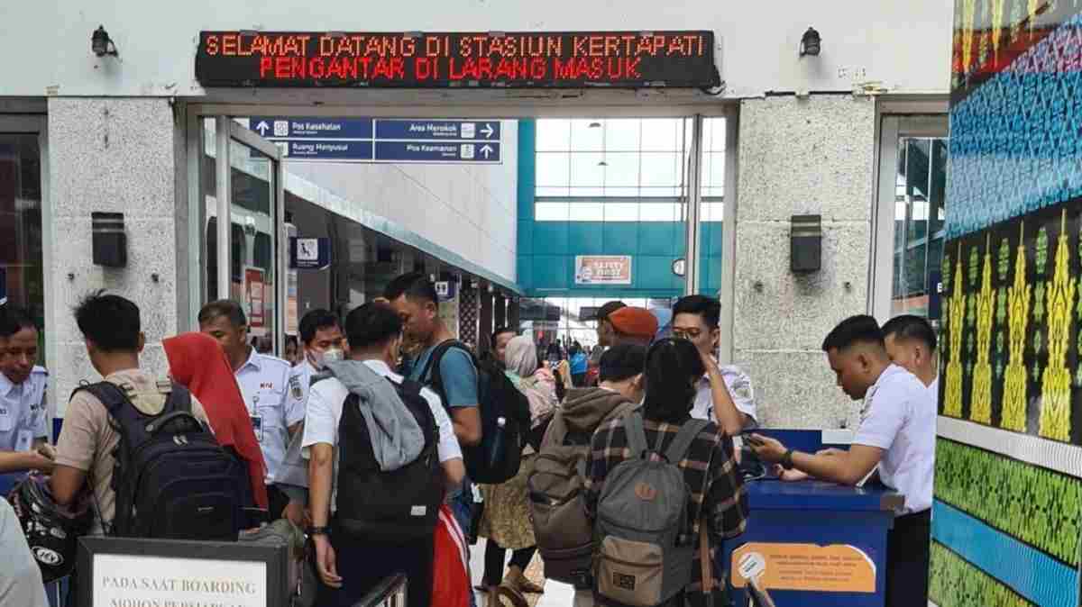 69  Ribu Pelanggan Gunakan KA, KAI Divre III: Angkutan Lebaran 2024 di Wilayah Palembang Meningkat 18 Persen