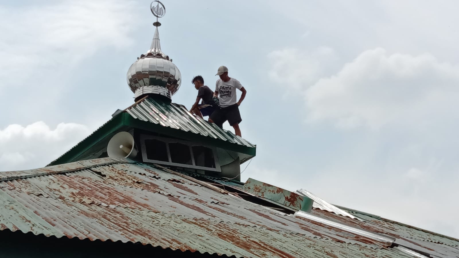  Giliran Atap Masjid Nurul Iman yang Dibongkar