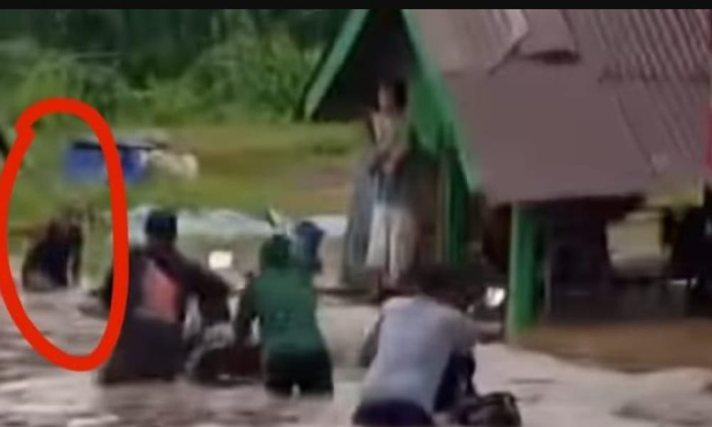 WADUH! Lansia di Gandus Hampir Tenggelam di Saluran Air Saat Terabas Banjir 