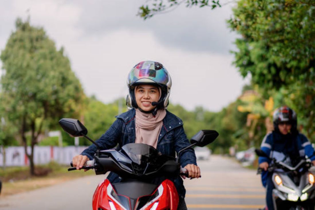 WANITA WAJIB TAHU! Ini 5 Tips Aman Berkendara di Jalan Raya
