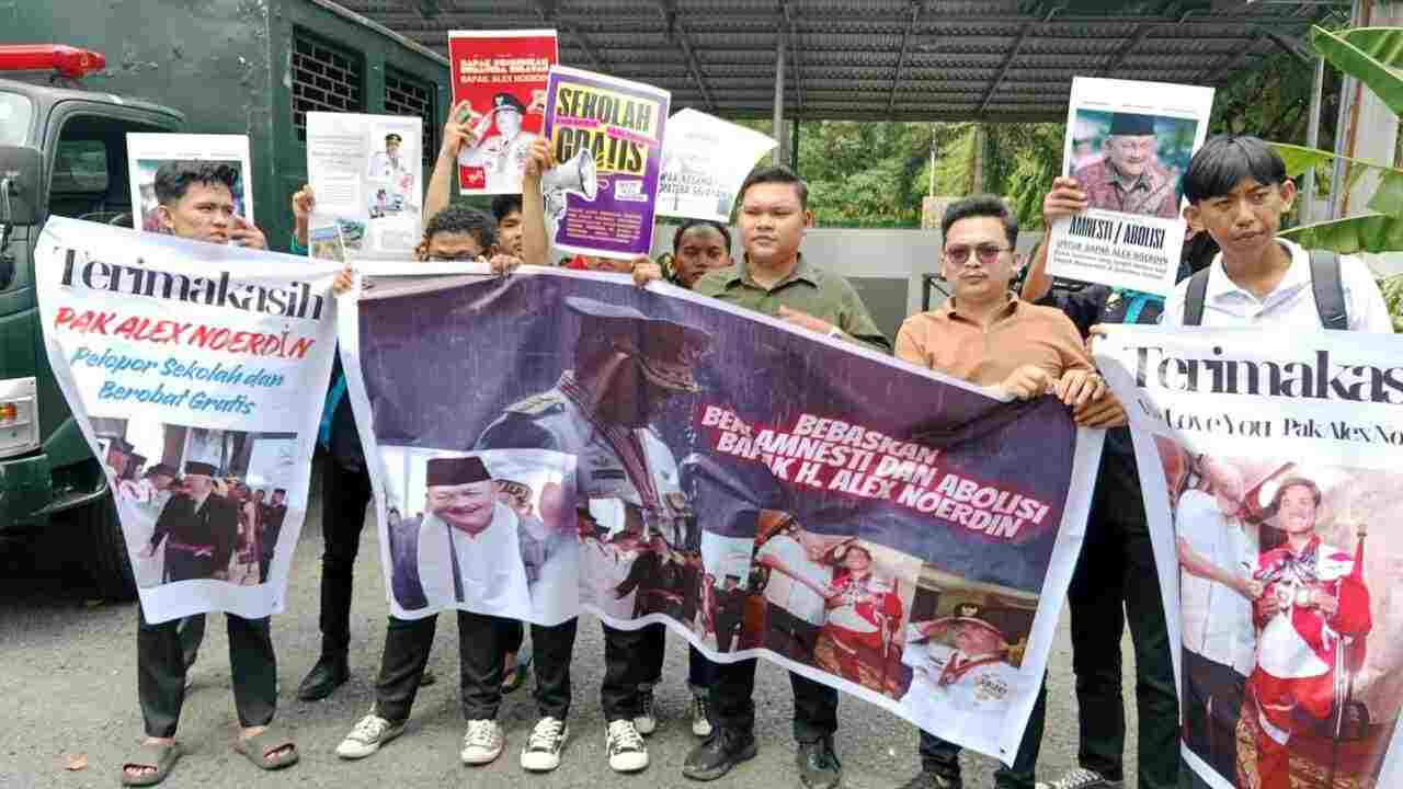 Aksi Dukungan Kembali Warnai Sidang Alex Noerdin, Massa Ungkap Tuntutan