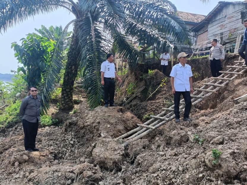 Lurah Ngulak Tinjau Langsung 9 Rumah Terdampak Longsor di Kelurahan Ngulak