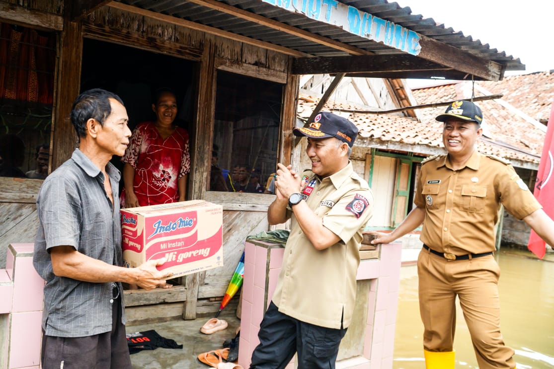 Kunjungi Warga Terdampak Banjir, Pj Bupati Muba Berikan Bantuan Sembako di Kecamatan Sungai Keruh