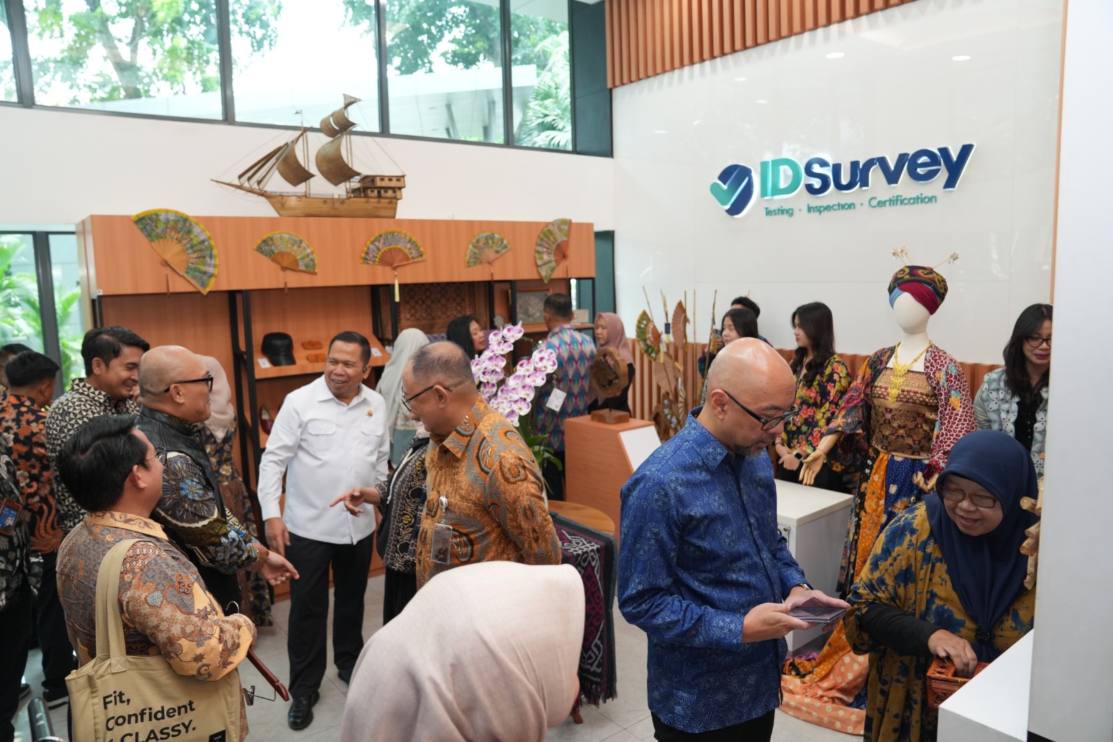 Geger! IDSurvey Resmikan Arunika Lounge, UMKM Binaan Auto Naik Kelas dan Siap Guncang Pasar Global!