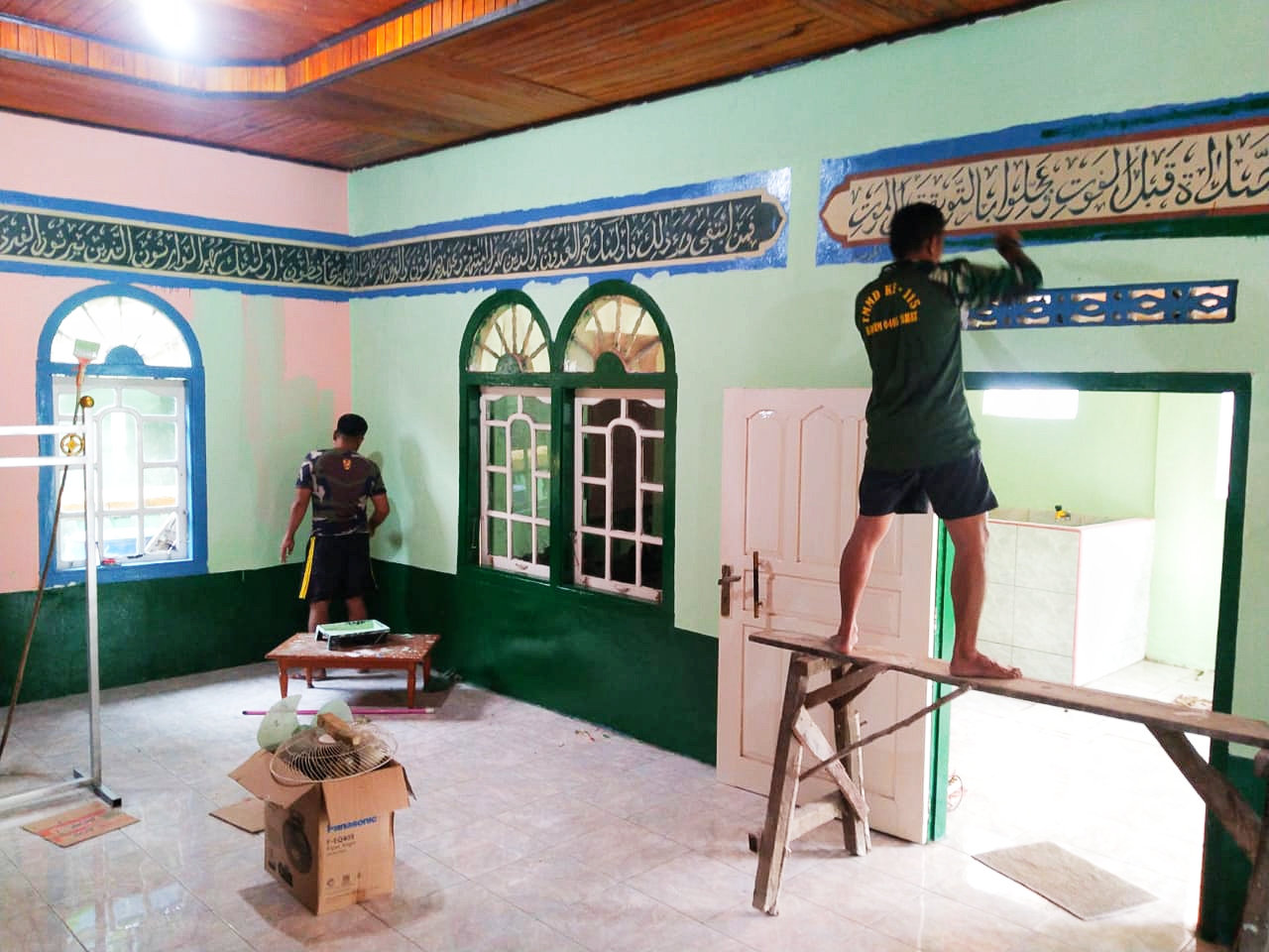 Dinding Bagian Dalam Masjid Prabu Nurul Iman Dicat