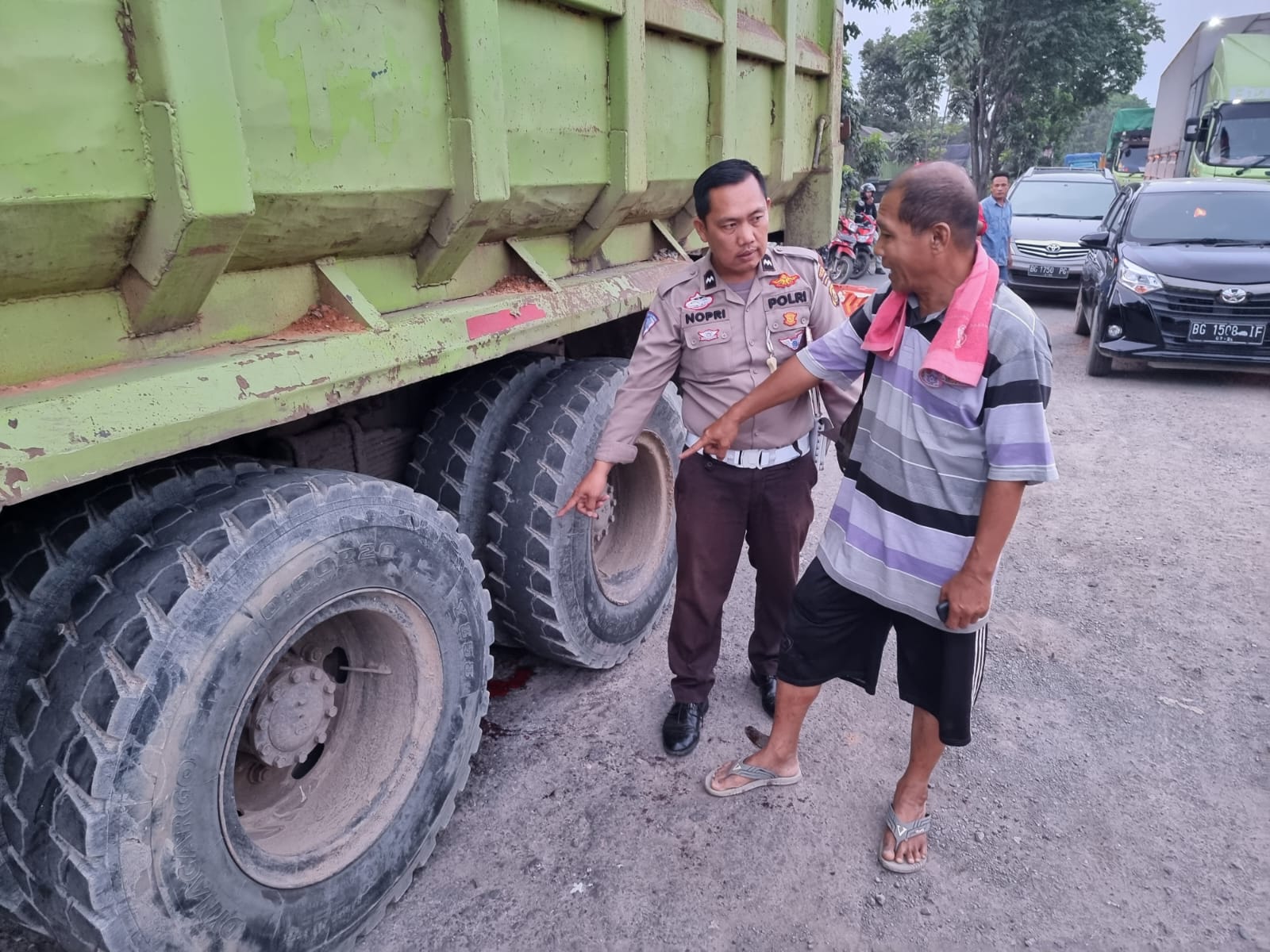   Motor Hilang Kendali, Penumpang Dilindas Dump Truck