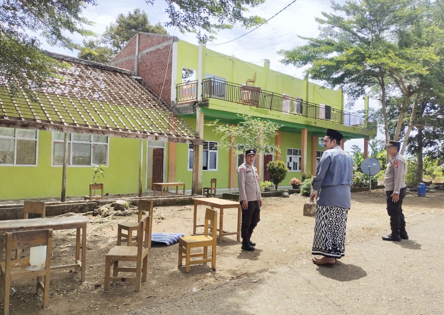 Polsek Purwodadi Polres Musi Rawas Sigap Datangi Bencana Angin Puting Beliung di Ponpes Al Azhaar 