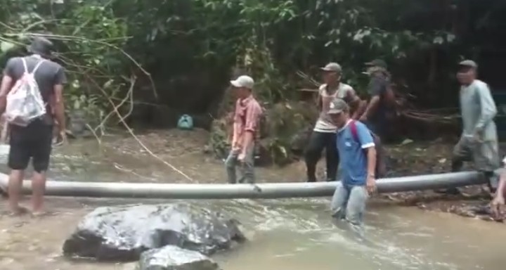 Pipa Air Bersih Tertimbun Longsor Pemdes dan Warga Tanjung Kurung Gotong Royong Memperbaiki