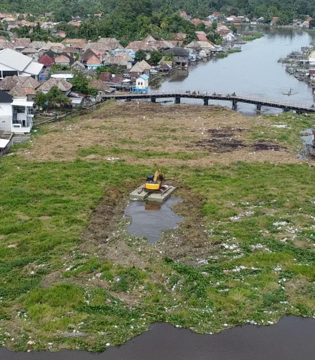 Ini Upaya DPUPR OKI Bersihkan Gulma di Jembatan Belanti