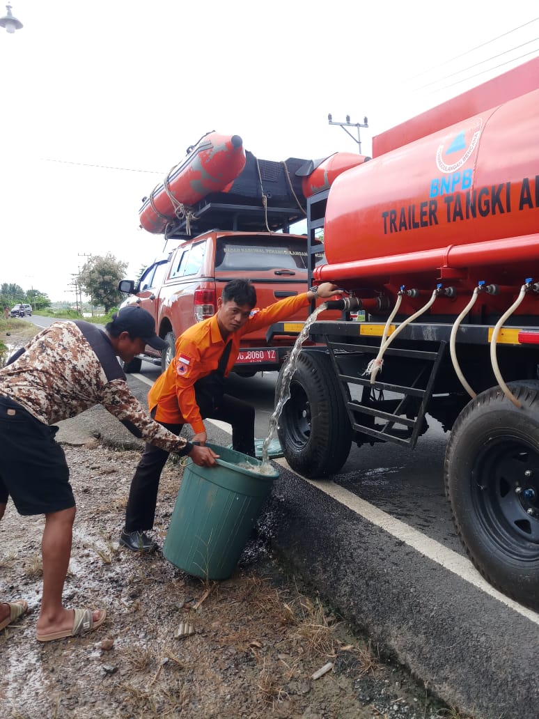 Pasca Banjir Melanda di OKU Timur Pada Lebaran Pertama, Pemkab Berikan Bantuan Air Bersih