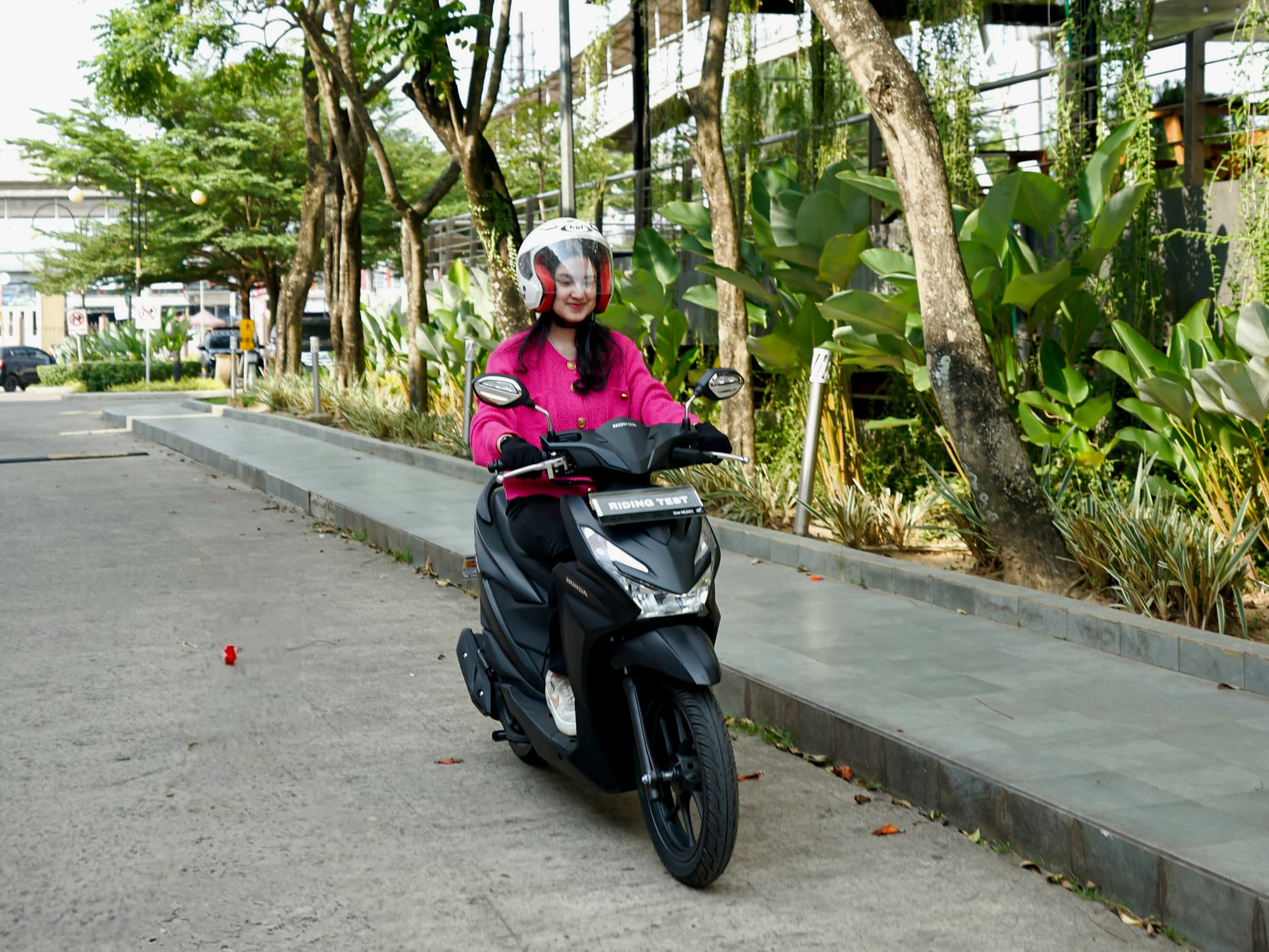 Astra Motor Sumsel Bagikan 5 Tips Penting Berkendara Aman Bagi Perempuan di Malam Hari 