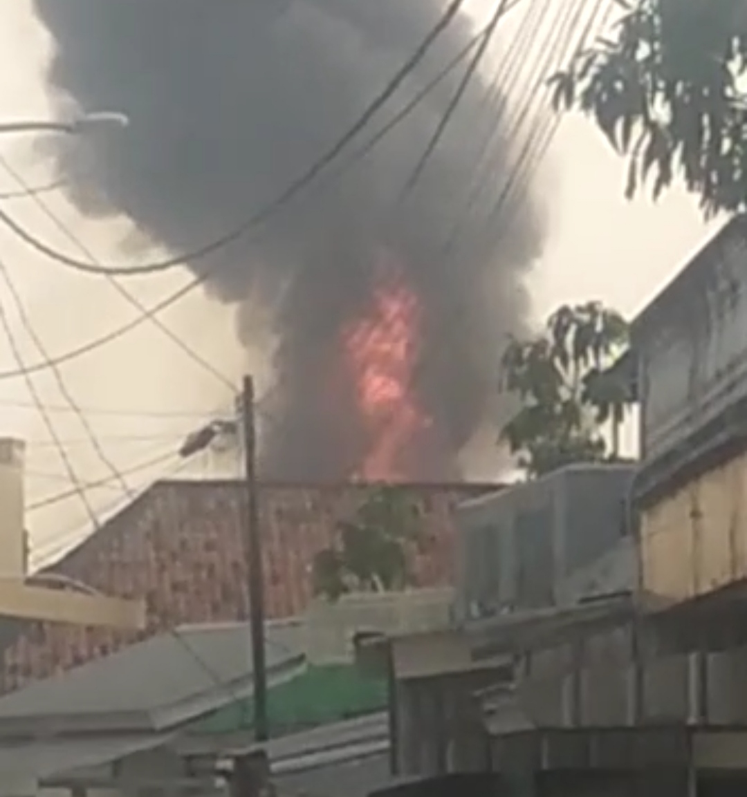 BREAKING NEWS: Kebakaran Kembali Terjadi di Plaju, Tepatnya di Lorong Masjid Jamik Minggu 25 Juni 2023