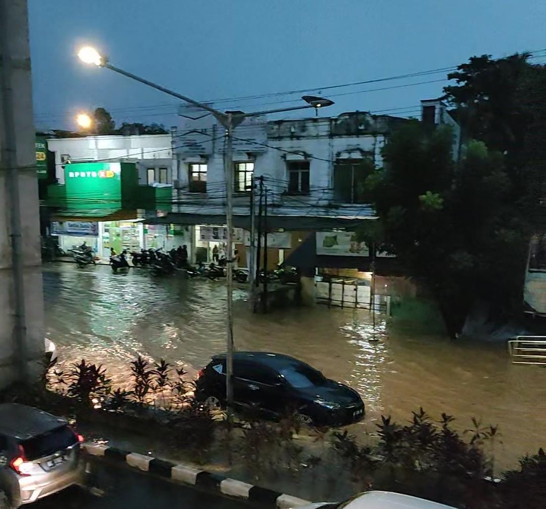 Tiga Jam Diguyur Hujan Deras, Palembang Terendam Banjir 