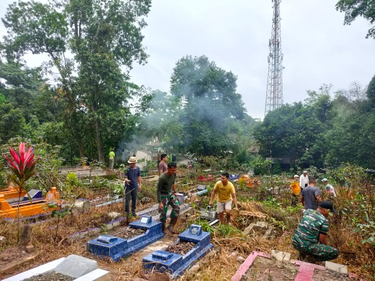 Sambut Ramadan 2023, Anggota Koramil Merapi Gotong Royong Bersihkan Makam